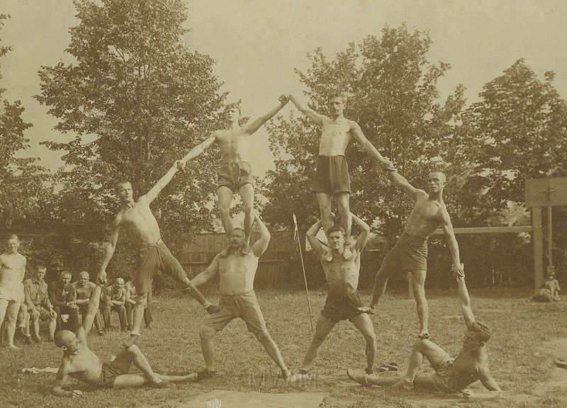 KKE 5347.jpg - Fot. Klub Sportowy „Sokół”. Od lewej leży: pierwszy Franciszek Lorek (ur. 1894 r.) z kolegami, Lwów, lata 30-te XX wieku.